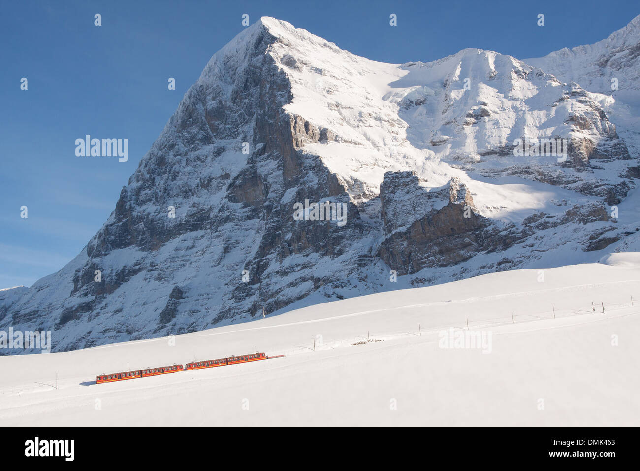 Vista invernale del treno della Jungfrau rendendo il suo modo attraverso la neve al vertice dell'Eiger, Alpi bernesi in inverno, il cantone di Berna, Svizzera Foto Stock