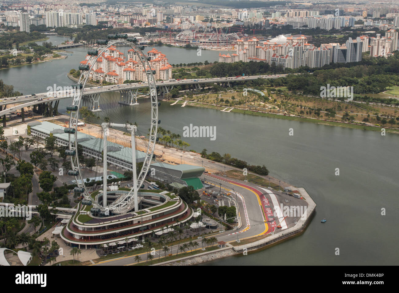 Vista della ruota panoramica Ferris Singapore Flyer dalla terrazza dell'HOTEL MARINA BAY SANDS MARINA BAY, SINGAPORE Foto Stock