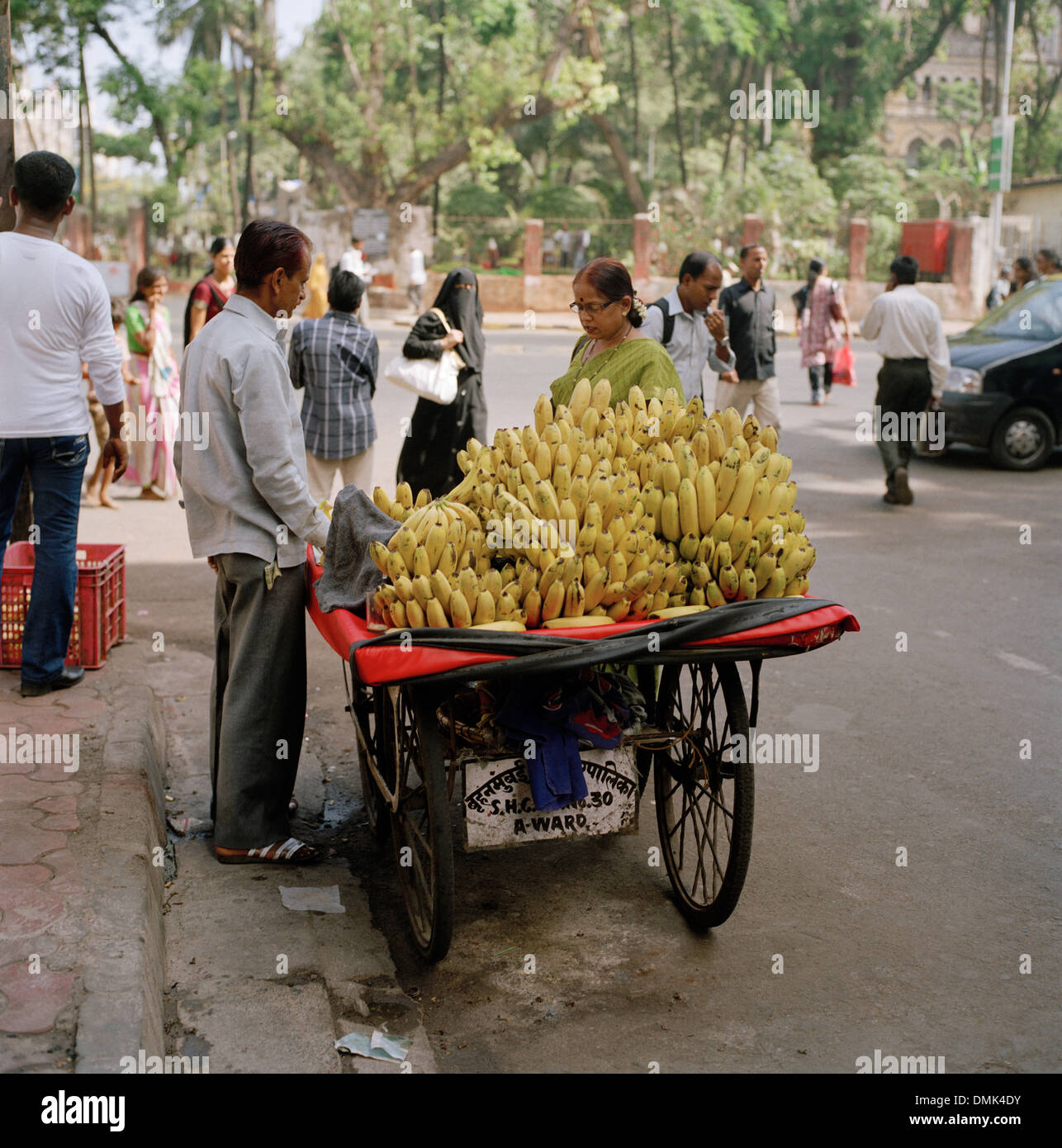 Banana street trader in Mumbai Bombay nel Maharashtra in India in Asia del Sud. Lo stile di vita di vita frutto del commercio alimentare urbana Reportage Travel Wanderlust Foto Stock