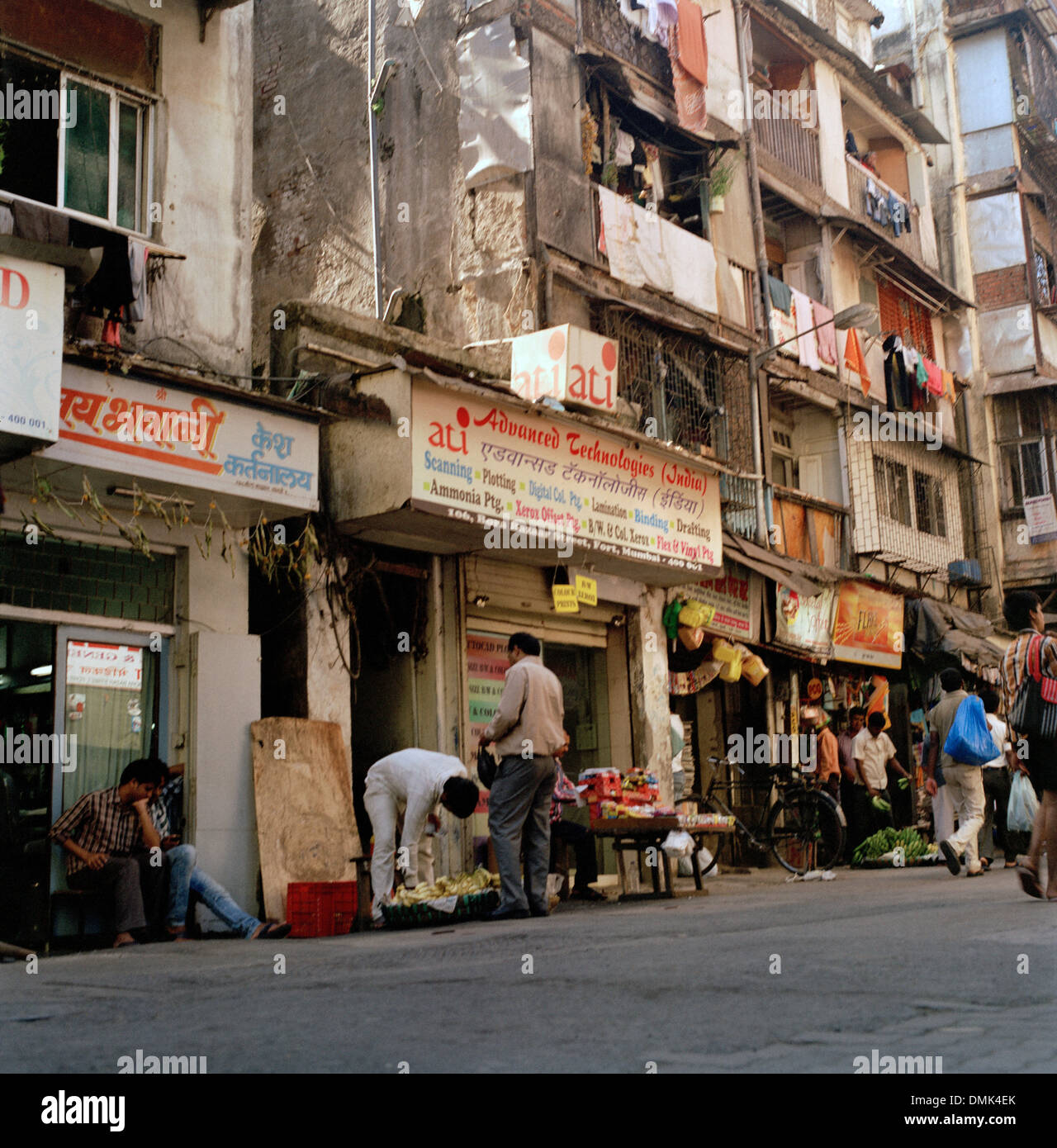 Ogni giorno la vita di strada in Mumbai Bombay nel Maharashtra in India in Asia del Sud. Stile di vita indiano baraccopoli di scena baraccopoli Persone Viaggi Wanderlust Foto Stock