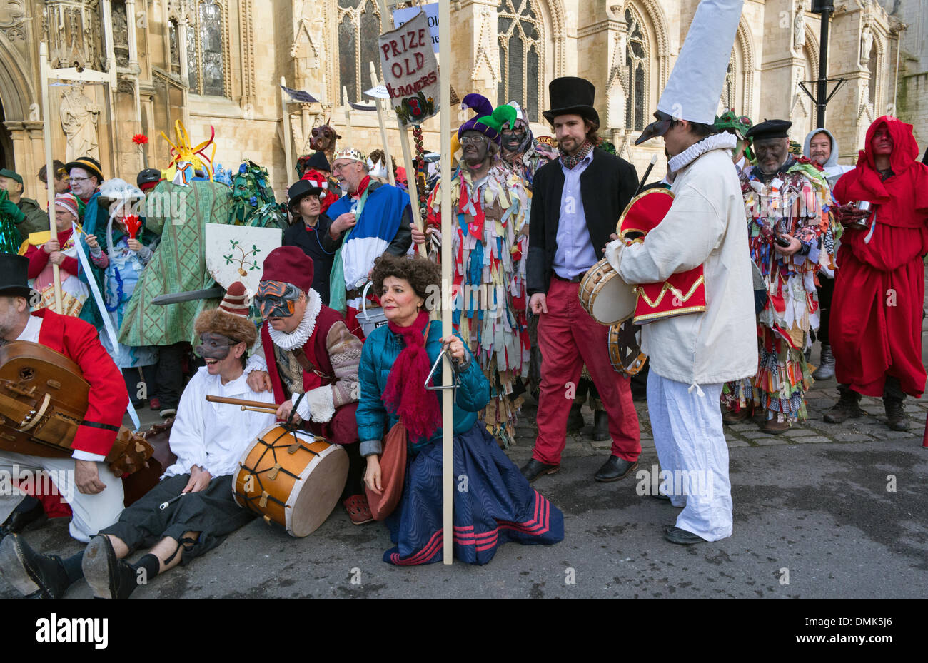 Gloucester, Regno Unito. Il 14 dicembre 2013. Gloucester ha ospitato la Mummers annuale Festival oggi. (Sat xiv dec). Mumming è una festa tradizionale delle prestazioni con una lunga tradizione. Maggiori informazioni sono disponibili presso il sito web ufficiale per l'evento. Credito: DAVID BARRETT/Alamy Live News Foto Stock