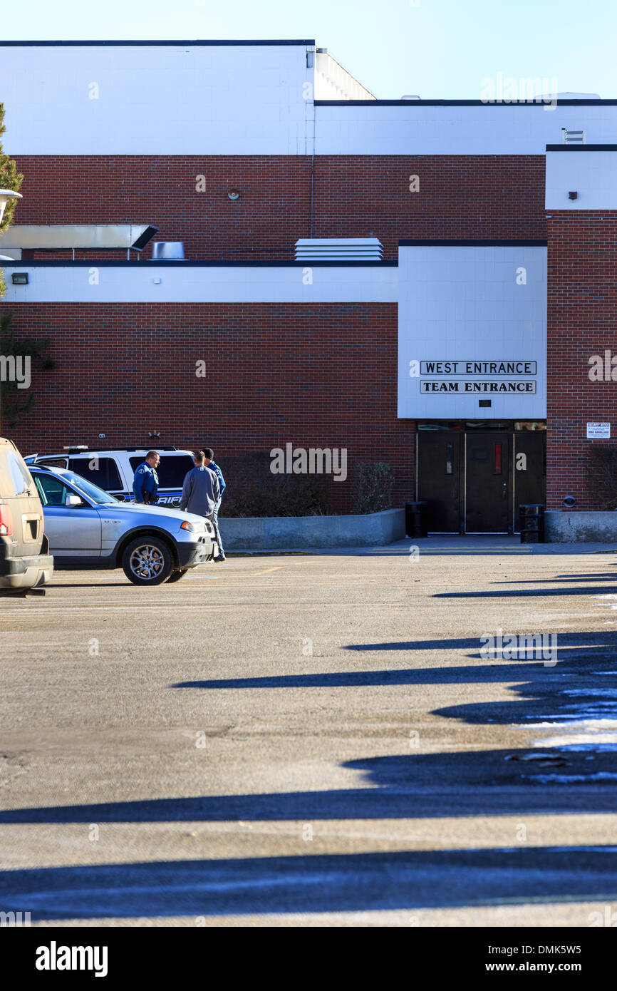 Il Centennial, Colorado, Stati Uniti d'America. Il 14 dicembre 2013. Dei funzionari incaricati di applicare la legge all'ingresso ovest di Arapahoe High School la mattina dopo la scuola riprese. La presunta sparatutto, Karl H. Pierson entrò nella scuola dall'entrata ovest. Credit: Ed Endicott/Alamy Live News Foto Stock