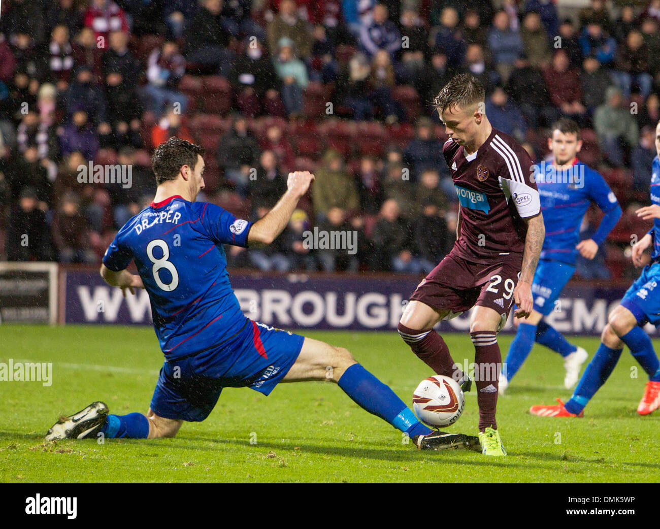 Edimburgo, Scozia. Xiv Dic, 2013. Cuori Gary Oliver tenta di ottenere il meglio di Caley Thistle Ross Draper durante la Clydesdale Bank, Premier League Scozzese gioco tra il cuore di Midlothian e Inverness Caledonian Thistle, da Tynecastle Stadium. Credito: Azione Sport Plus/Alamy Live News Foto Stock