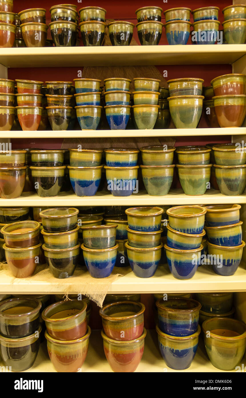 Un display di colorata ceramica invetriata ceramica sugli scaffali Foto Stock