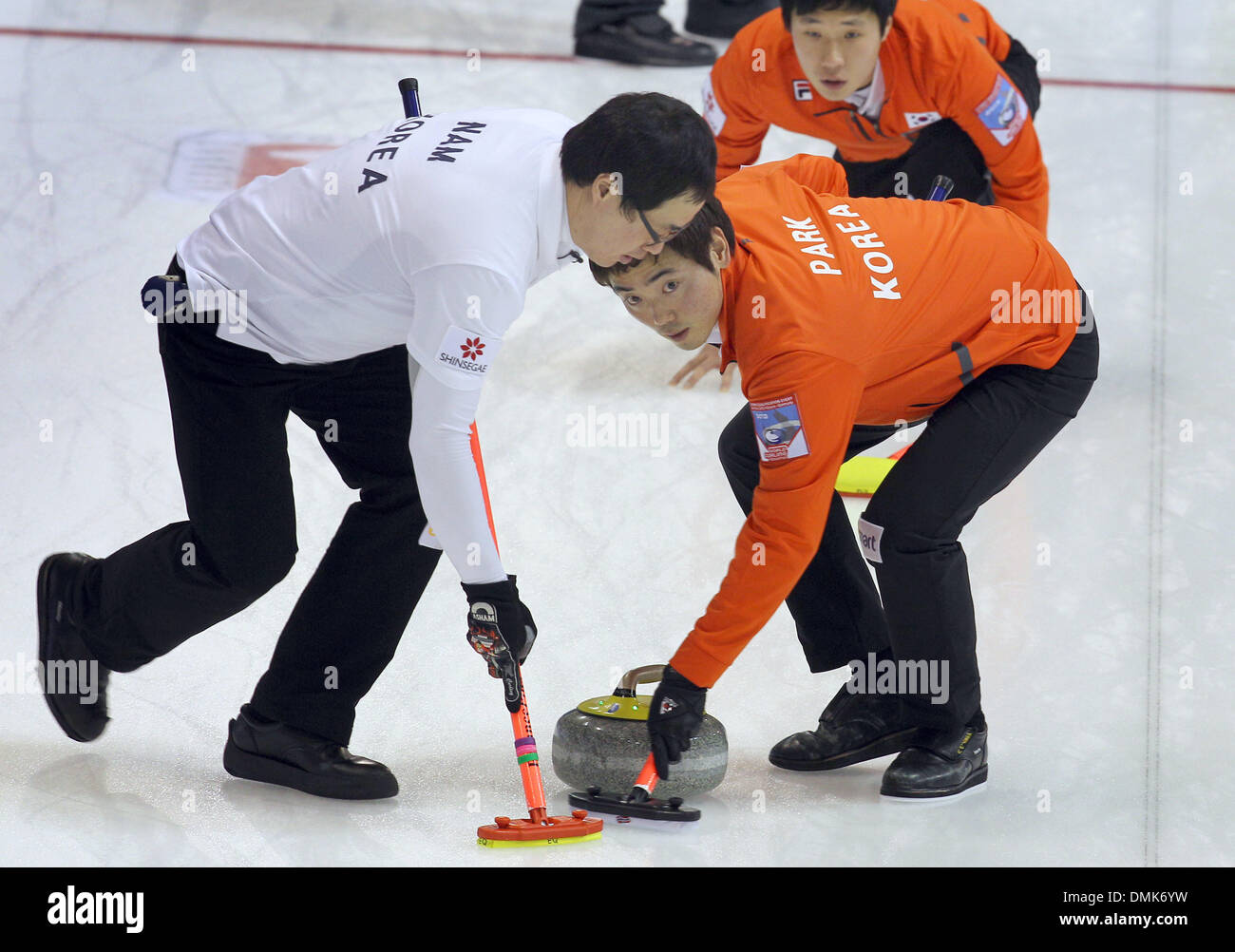 Fuessen, Germania. Xiv Dic, 2013. Noi arricciacapelli Yoon-Ho Nam (L-R), Jonk-Duk Park e Kim Tae-Hwan competere contro gli Stati Uniti alla qualificazione olimpica a Arena di Füssen a Füssen, Germania, 14 dicembre 2013. Foto: KARL-JOSEF HILDENBRAND/dpa/Alamy Live News Foto Stock