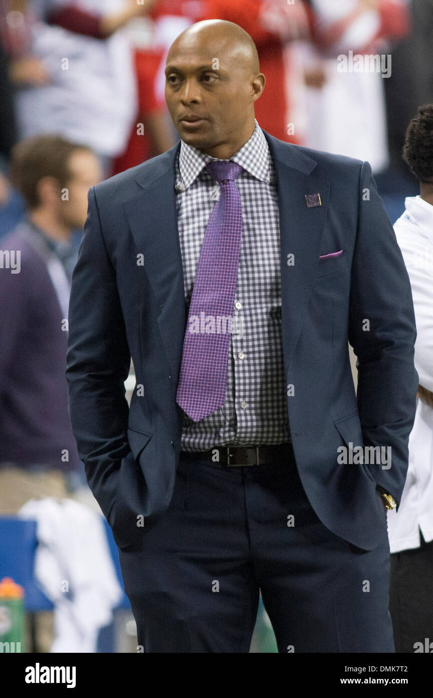 Indianapolis NEGLI STATI UNITI. Il 7 dicembre, 2013. Ex Buckeye running back e Heisman Vincitore del Trofeo Eddie George ha un aspetto un po' a disagio durante il grande campionato dieci partita di calcio tra la Ohio State Buckeyes e il Michigan State Spartans a Lucas Oil Stadium. Michigan State beat Ohio State 34-24 e si è guadagnato un viaggio al Rose Bowl come il grande dieci campioni. © csm/Alamy Live News Foto Stock