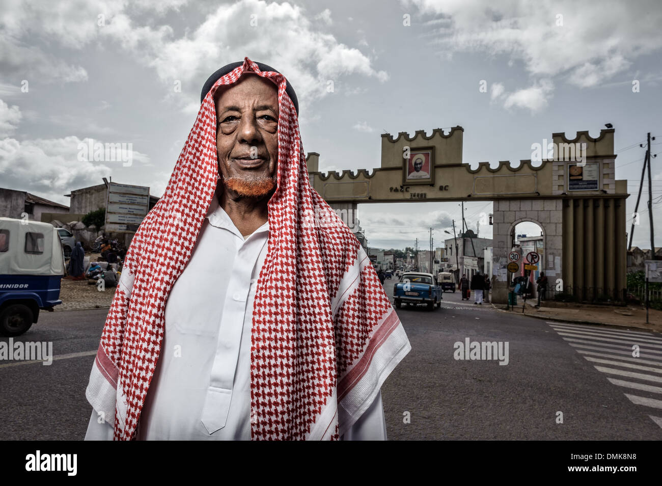 Uomo musulmano indossando il tradizionale abito araba, Harar, Etiopia, Africa Foto Stock