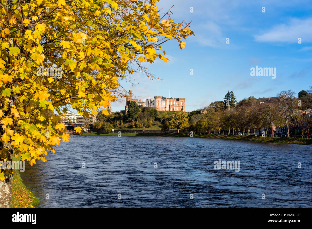 Castello di Inverness e il fiume Ness con Giallo autunno foglie di acero Foto Stock