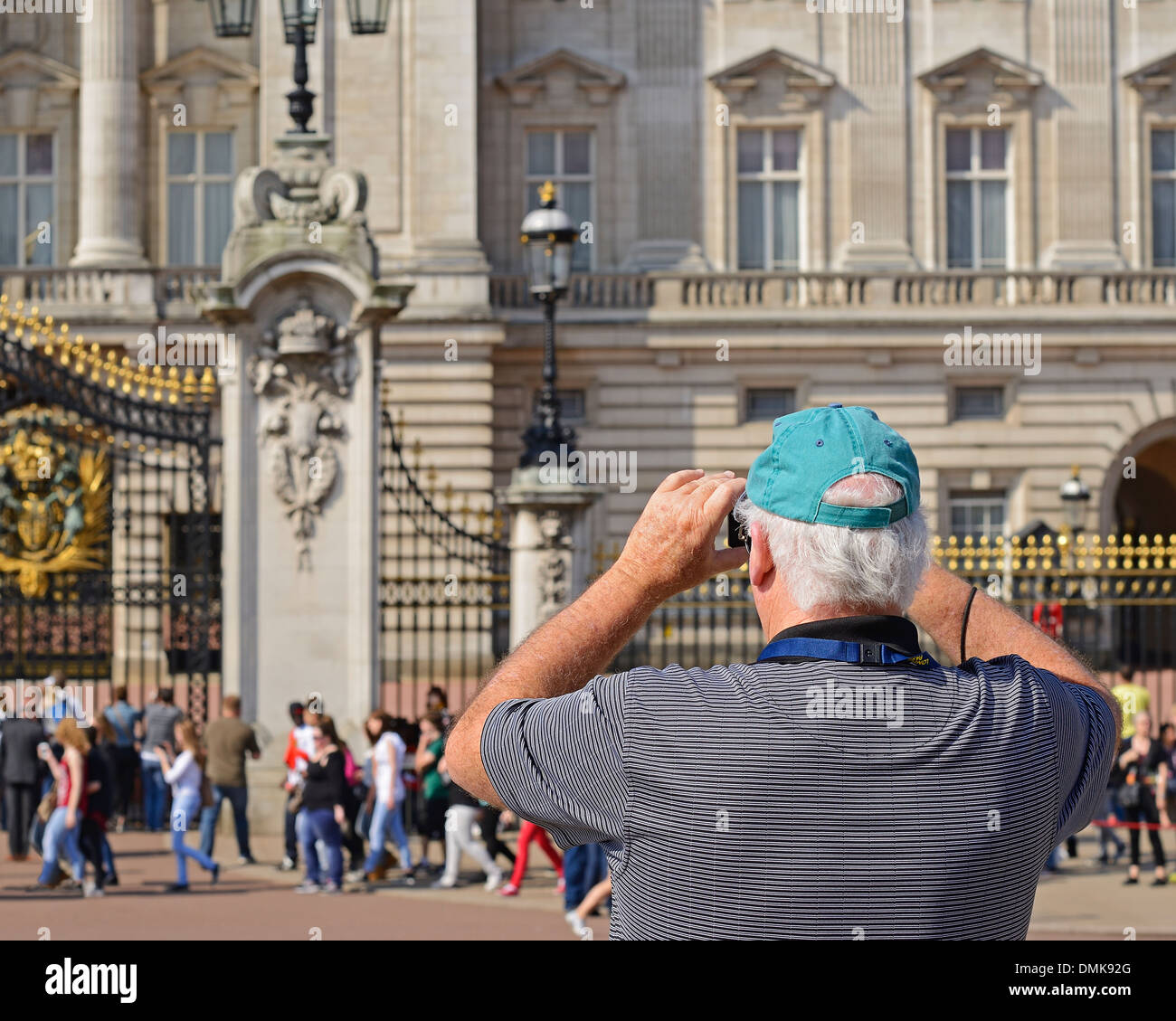 Turistica prendendo una foto del Buckingham Palace di Londra, Inghilterra, Regno Unito. Foto Stock