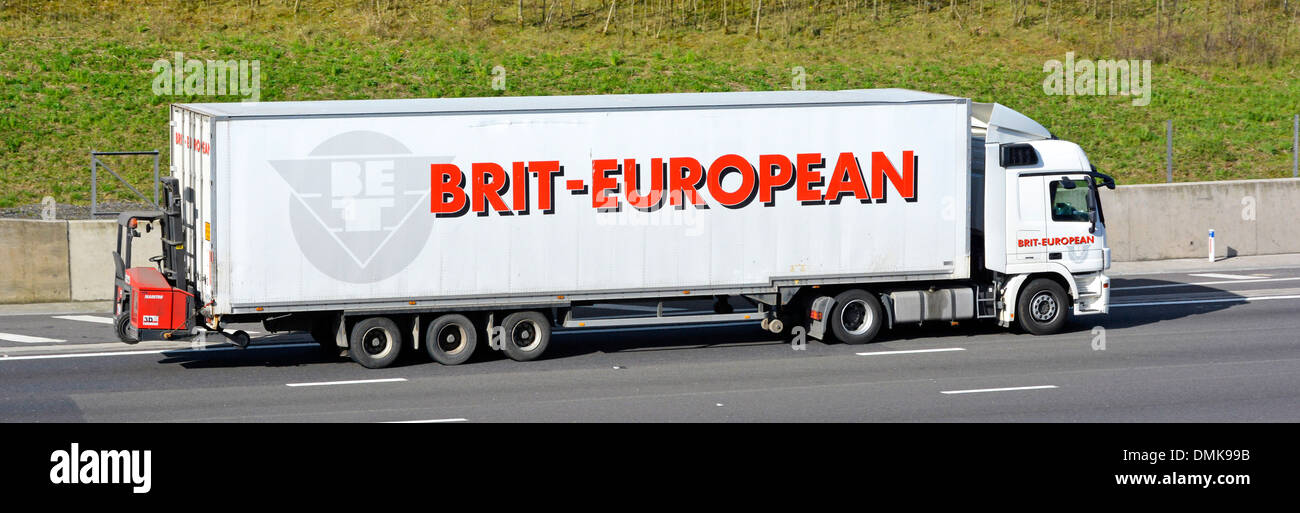 Brit Unione autocarro e rimorchio in autostrada con posteriore montato carrello elevatore a forche Foto Stock