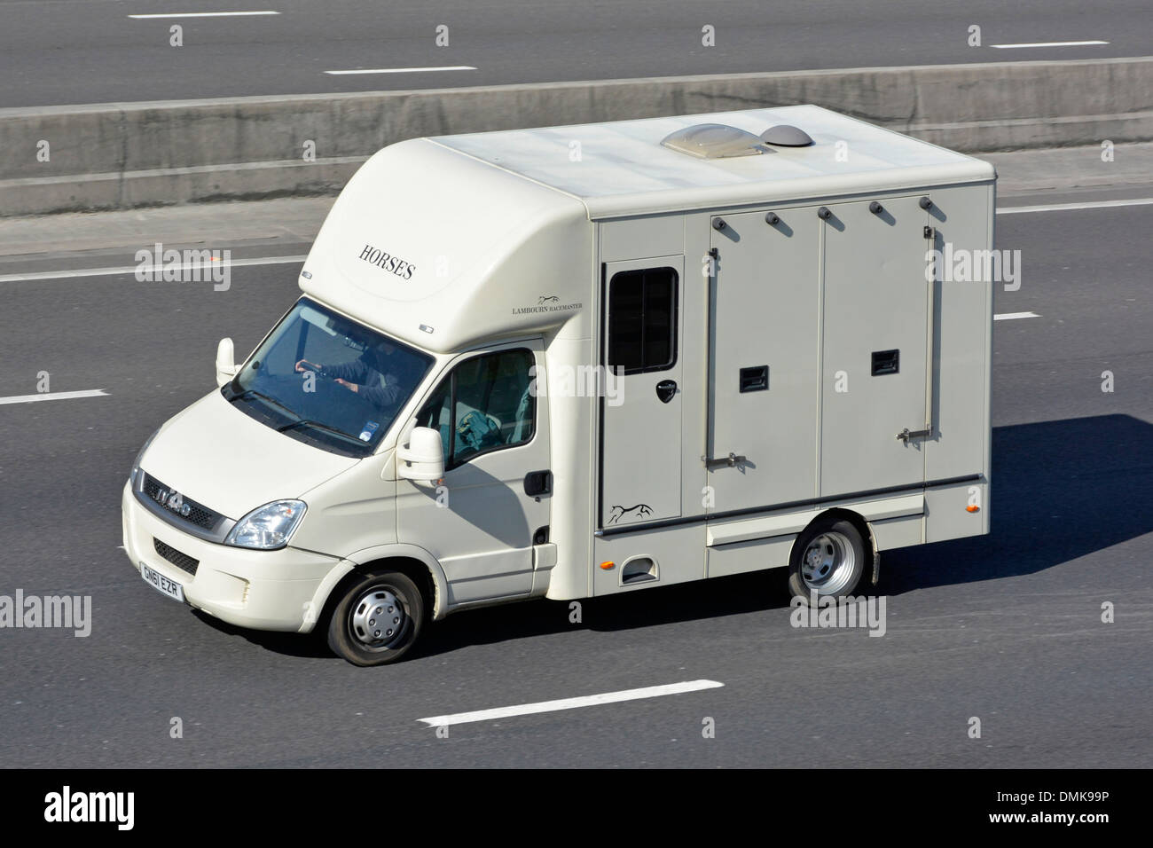 Lambourne Racemaster crine box su furgone bianco Iveco prodotto da P J Fabrications vista aerea laterale che guida lungo l'autostrada M25 strada Essex Inghilterra UK Foto Stock
