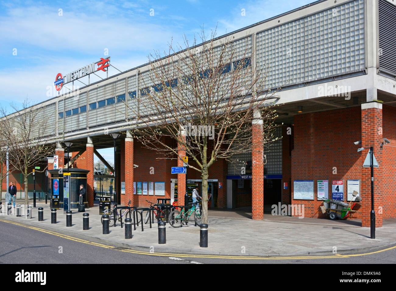 Facciata esterna e scena stradale a West Ham metropolitana e Network Rail interscambio passeggeri stazione ferroviaria East London Inghilterra Regno Unito Foto Stock