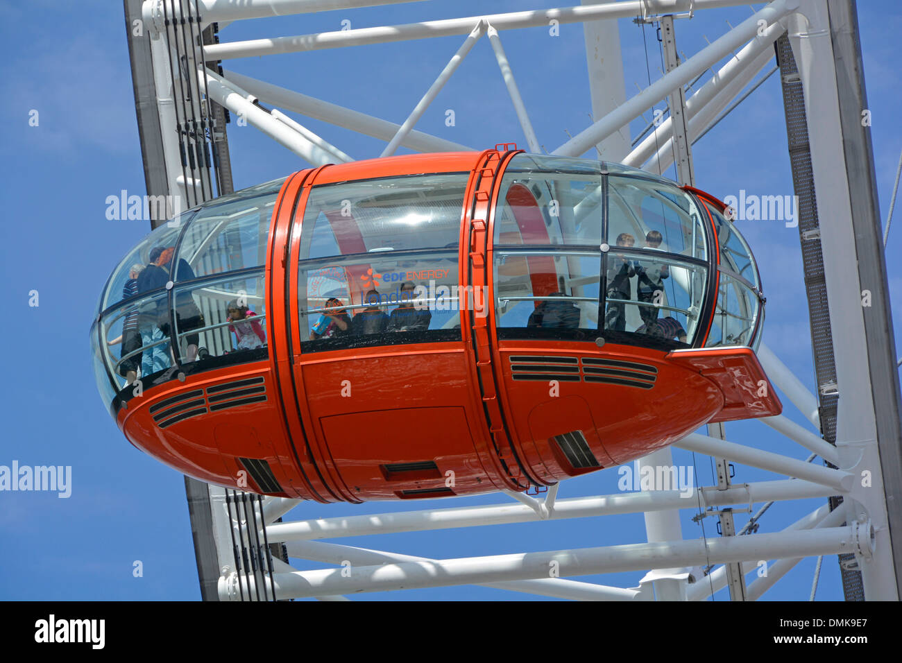 Una cialda sul London Eye ruota panoramica Ferris decorate in arancione aziendale schema colore di EDF Energy Foto Stock