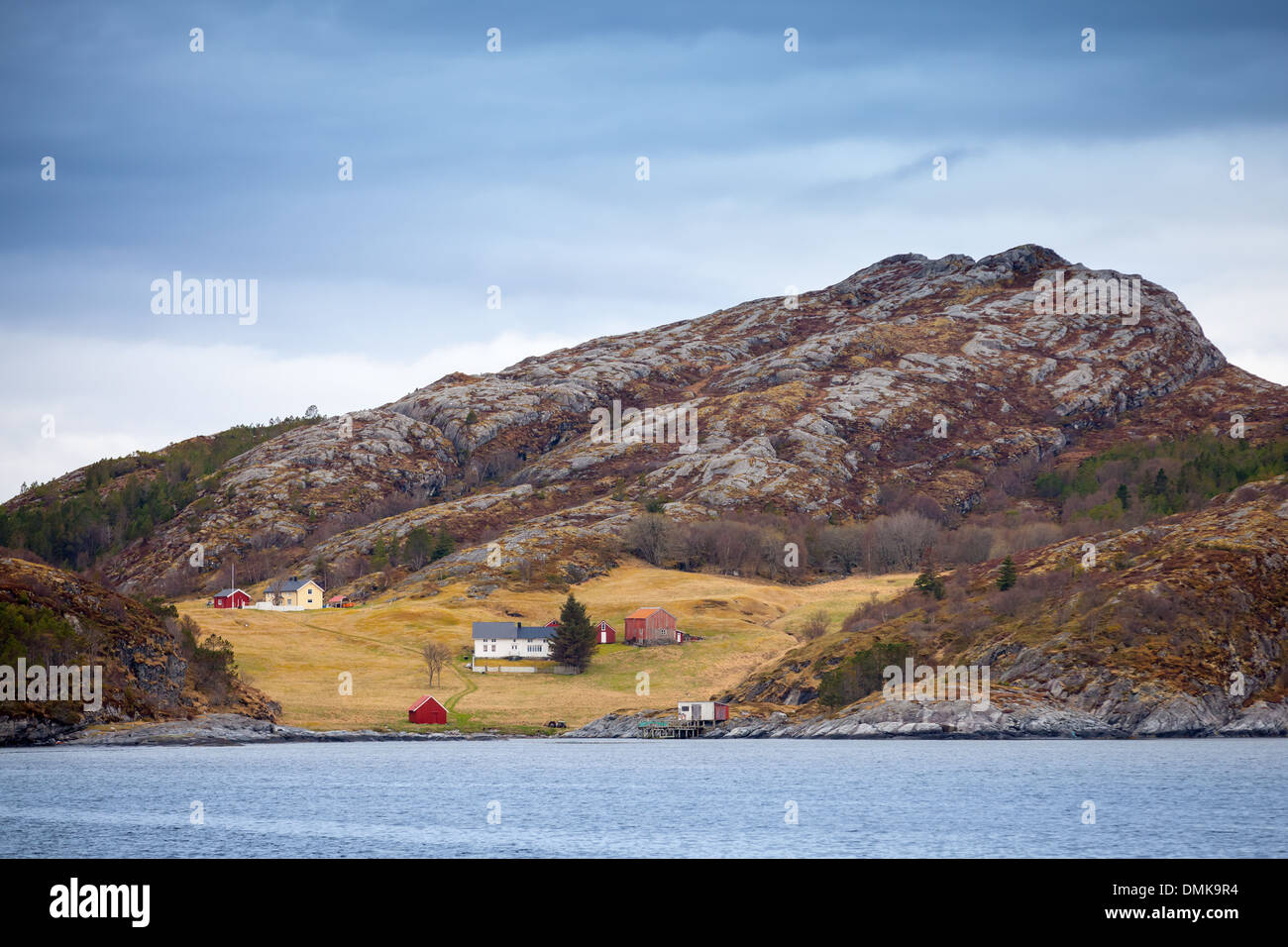 Tradizionale norvegese piccolo villaggio costiero con case in legno Foto Stock