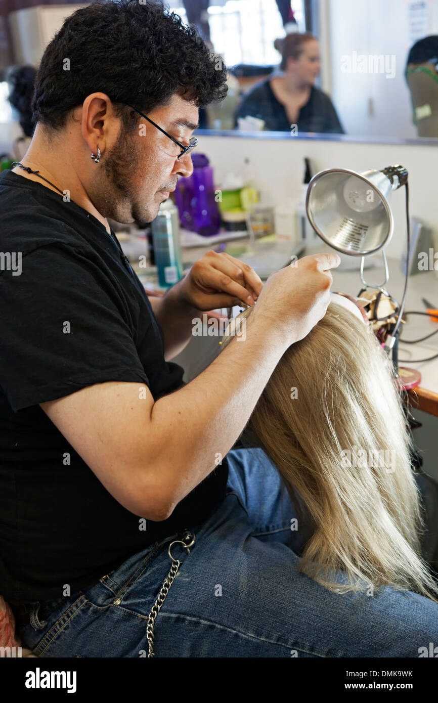 Artigiano facendo una parrucca, parrucca shop, Santa Fe Opera Santa Fe, New Mexico USA Foto Stock