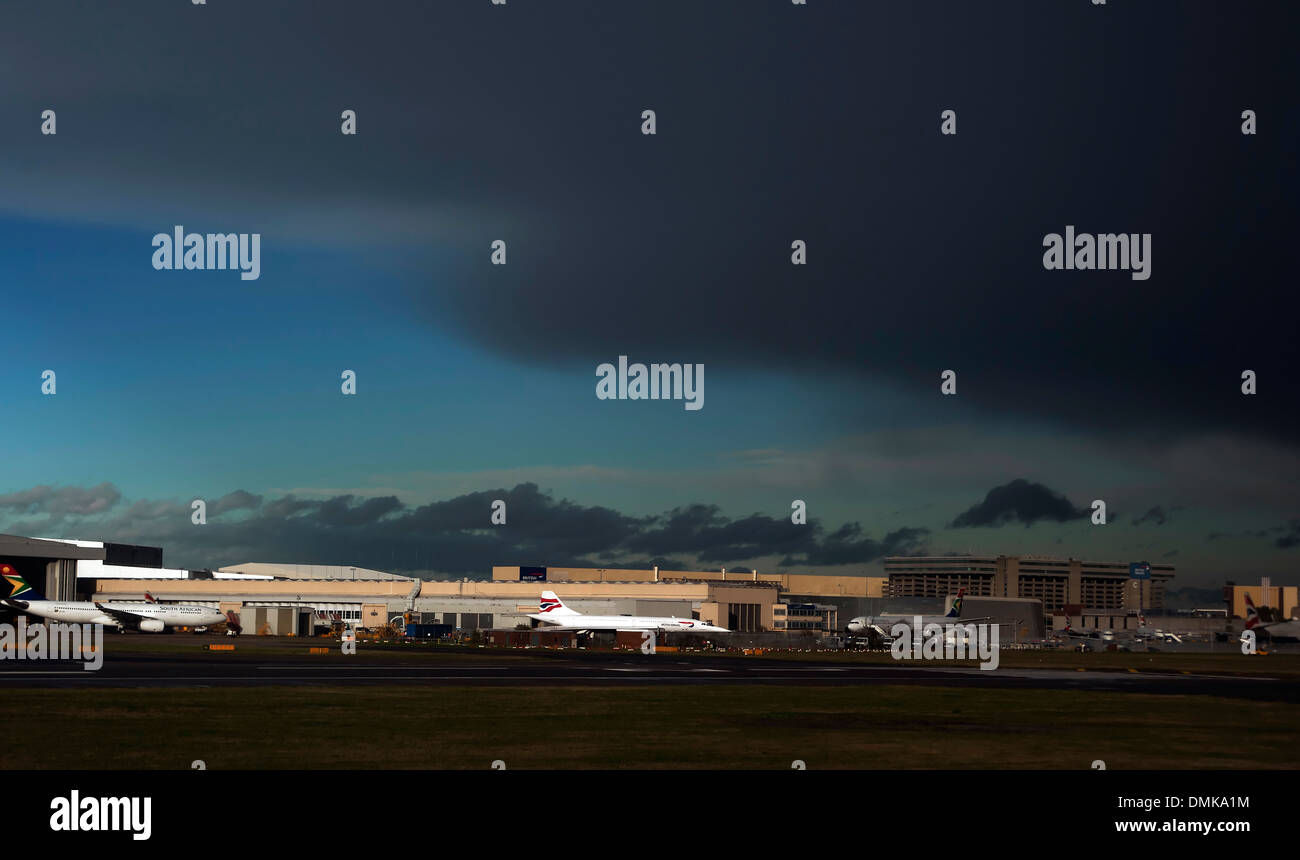 Nuvole scure sopra l'aeroporto di Heathrow di Londra, Inghilterra, con il Concorde in background durante la grande tempesta su 28 Ott 2013 Foto Stock