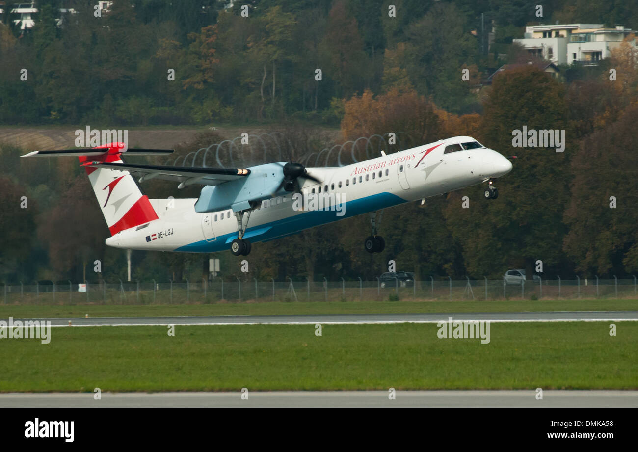 L'aereo austriaco Arrows OE-LGJ decolla poco dopo la partenza dall'aeroporto di Innsbruck. Questo jet regionale fa parte della flotta dell'Austrian Airlines, che opera con efficienza e precisione all'interno e all'esterno dei terreni montuosi austriaci. Foto Stock