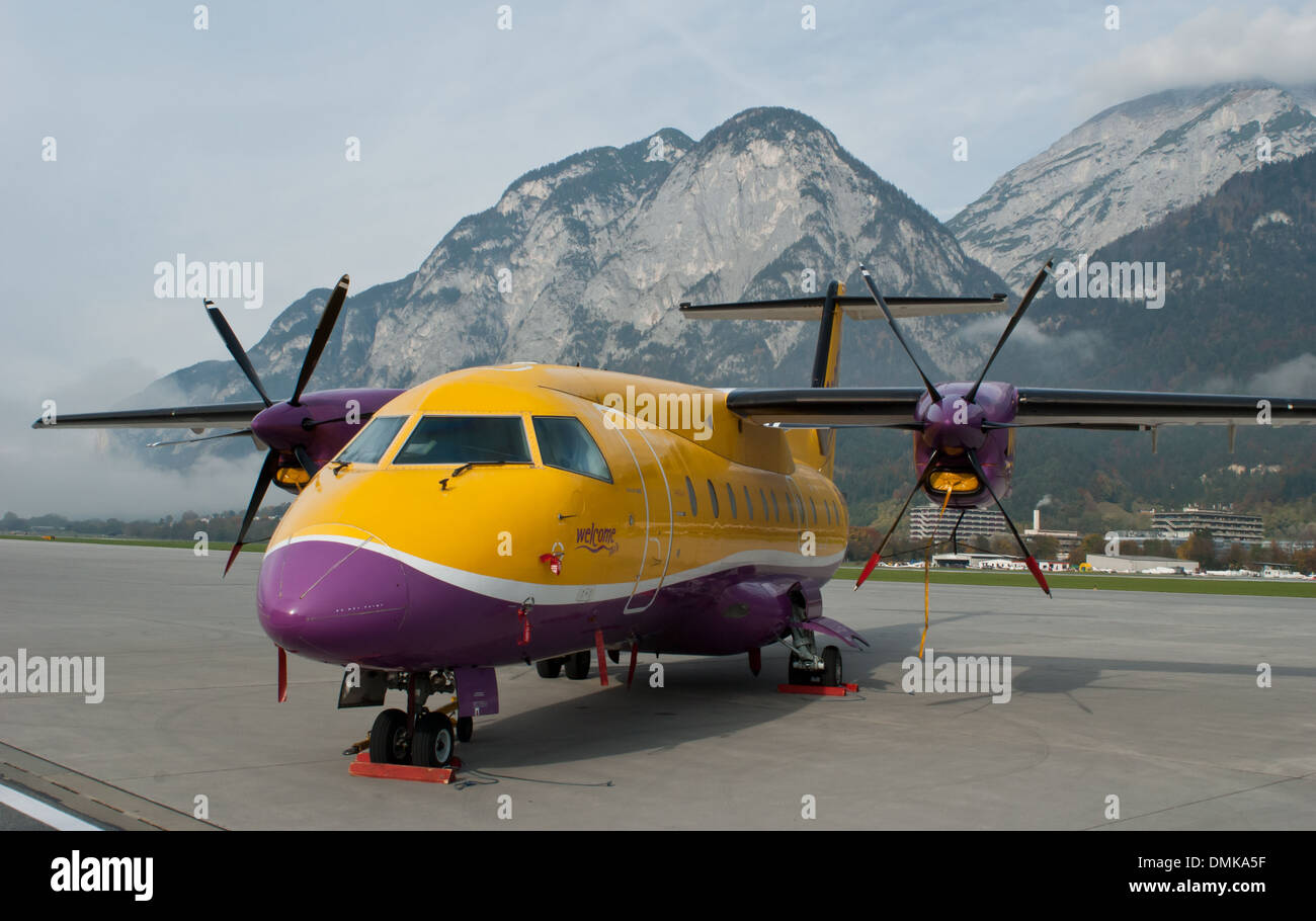 L'aria di benvenuto OE-LIR è visibile all'aeroporto di Innsbruck con la splendida montagna di Hechenberg sullo sfondo. Questo aereo fa parte della flotta della compagnia aerea, che opera voli regionali con viste pittoresche delle Alpi. Foto Stock
