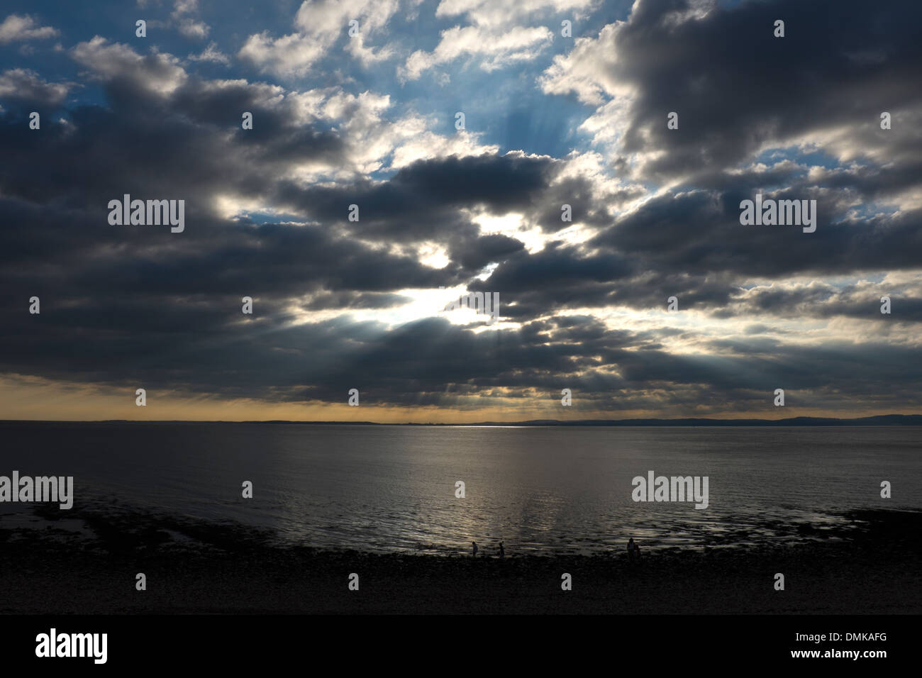 La speranza di vedere il cielo luce di Dio che risplende attraverso Foto Stock