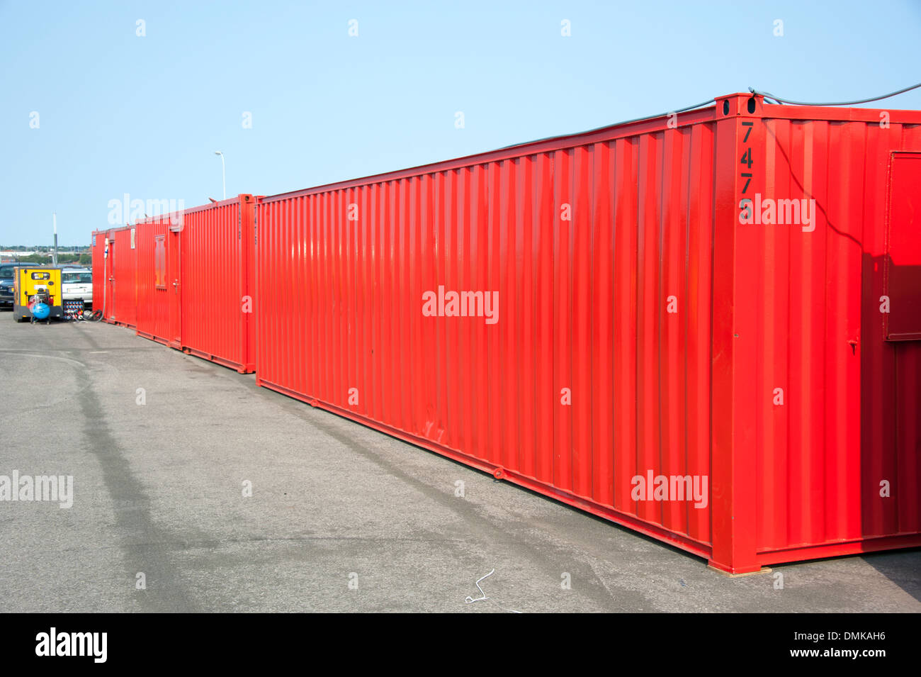 Rosso brillante i contenitori di spedizione di navi container Foto Stock