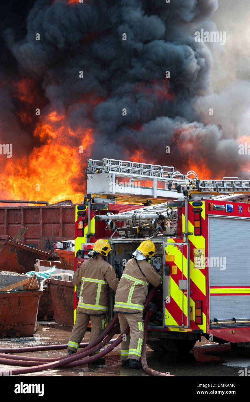 Grandi enormi fiamme di fuoco fumo nero carrello motore Foto Stock