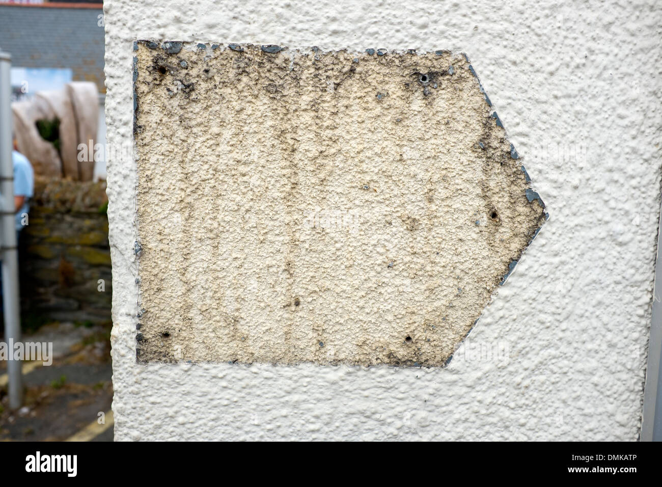 Mantenere la destra in segno freccia manca la vecchia vernice ha rivelato Foto Stock