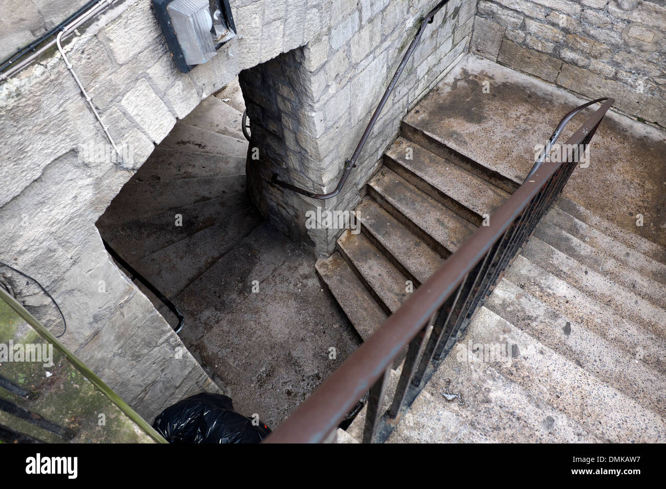 Antica scalinata in pietra fino alla cantina Dungeon Foto Stock