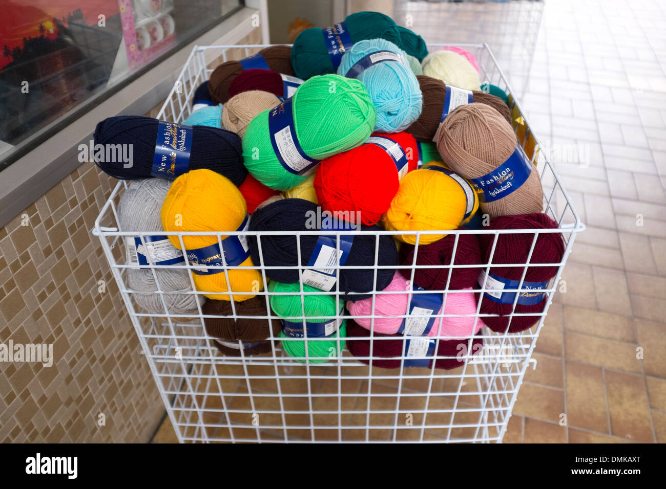 Brillantemente le palle colorate di lana per maglieria Foto Stock