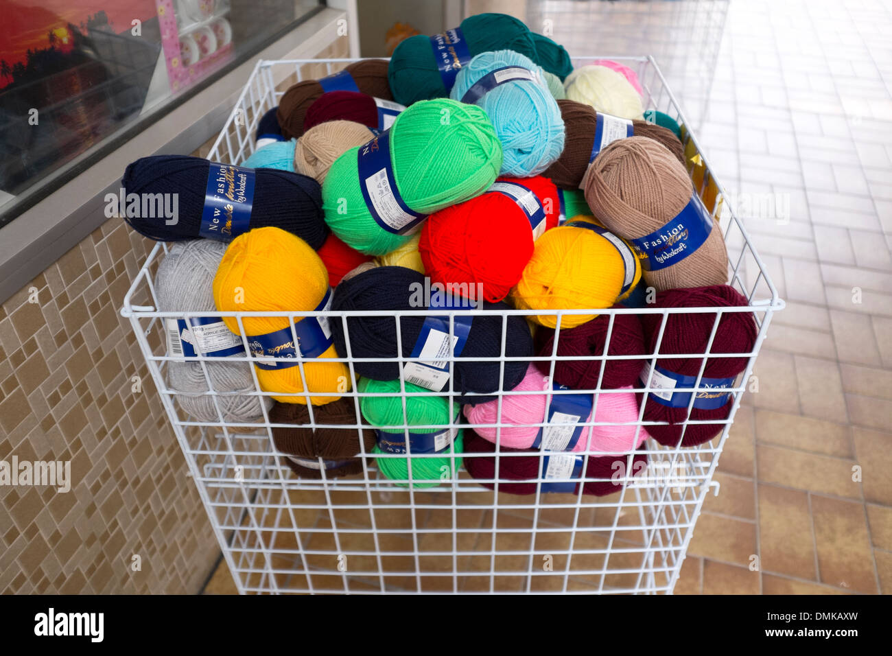 Brillantemente le palle colorate di lana per maglieria Foto Stock