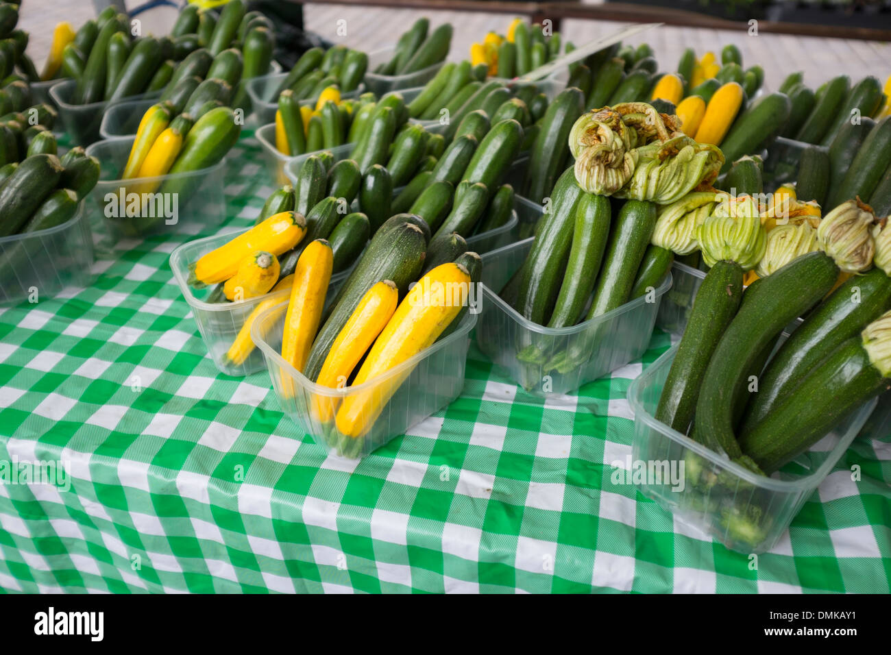 Zucchine Zucchine giallo e verde Mercato degli Agricoltori Foto Stock
