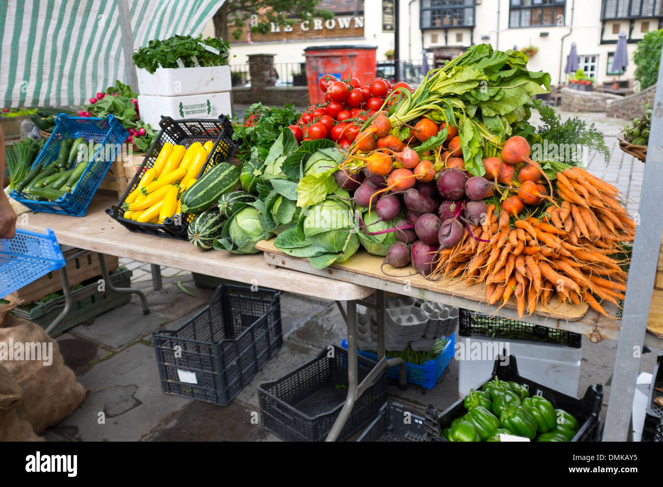 Gli agricoltori fresca verdura biologica per la vendita di carote Foto Stock