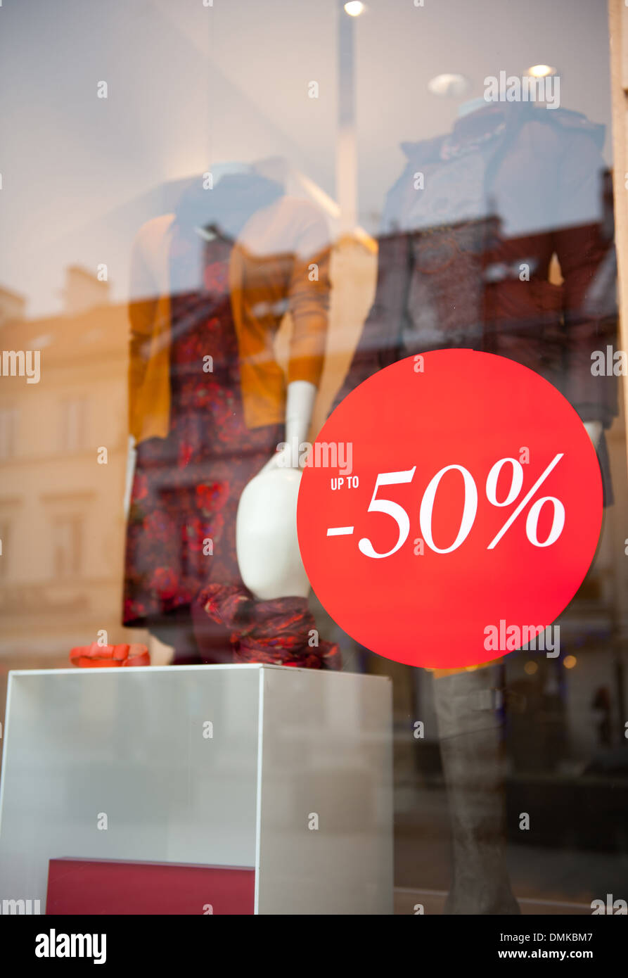 Il cinquanta per cento in vendita in negozio di abbigliamento finestra Foto Stock