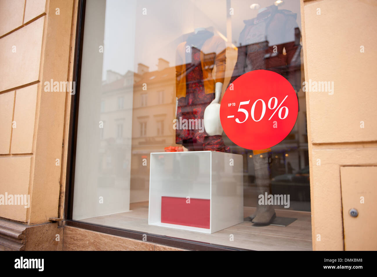 Il cinquanta per cento vendita rosso cartello in vetrina Foto Stock