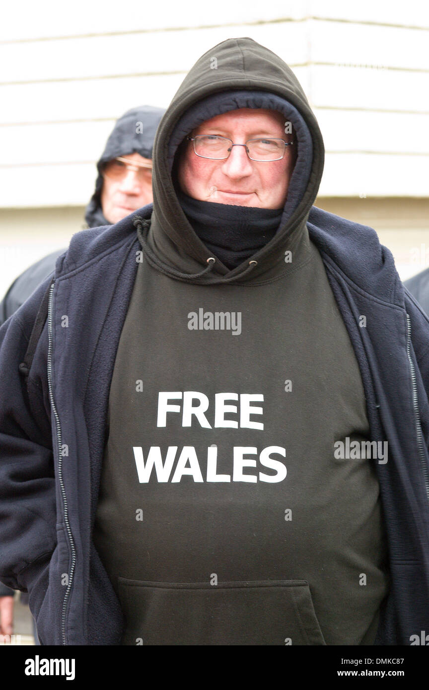 Cilmery, Powys, Regno Unito. Il 14 dicembre 2013. Welsh patriots si riuniranno presso il cippo eretto nel 1956 per la commemorazione annuale dell'assassinio dell'ultimo vero principe del Galles - Llywelyn ap Gruffudd - che hanno governato Gwynedd e la maggior parte del Galles per 36 anni dal 1246 al 1282 fino alla sua morte infido il 11 dicembre 1282 dalle mani del re Edward 1 vicino al piccolo capoluogo di contea di Builth Wells. Credito: Credito: Graham M. Lawrence/Alamy Live News. Foto Stock