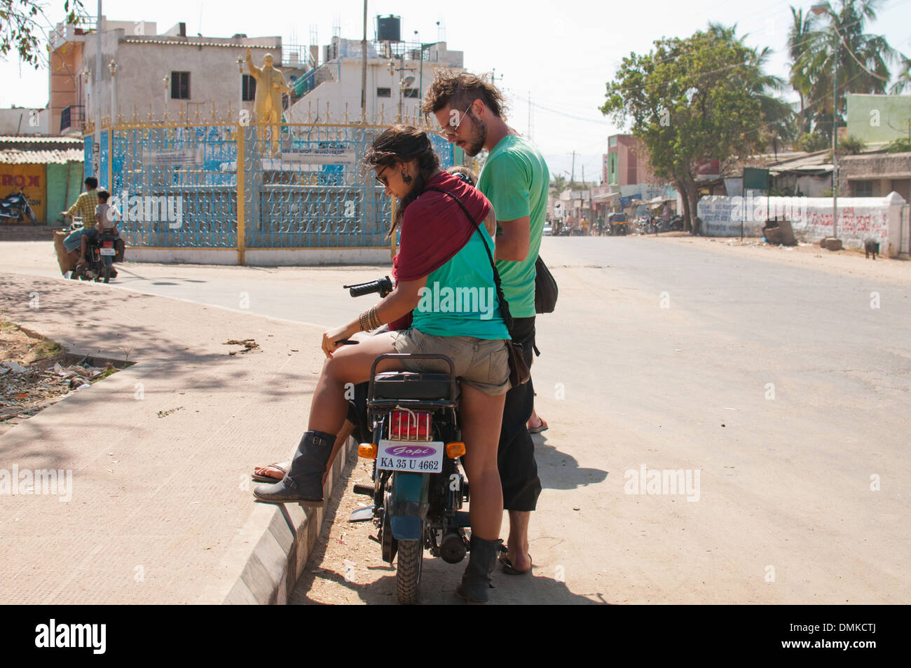 Una coppia in viaggio in India. Foto Stock