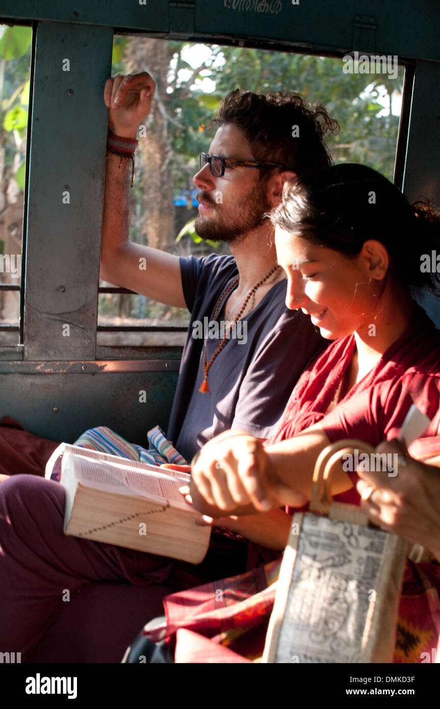 Una coppia in viaggio in India. Foto Stock