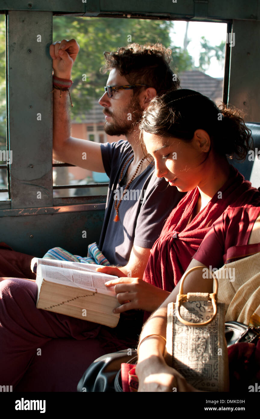 Una coppia in viaggio in India. Foto Stock