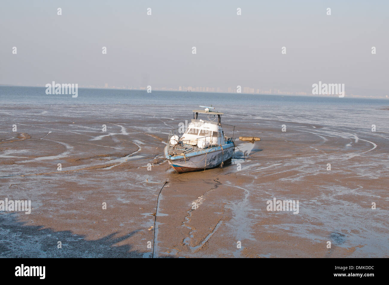 Lone boat bloccati su una spiaggia a secco. Foto Stock