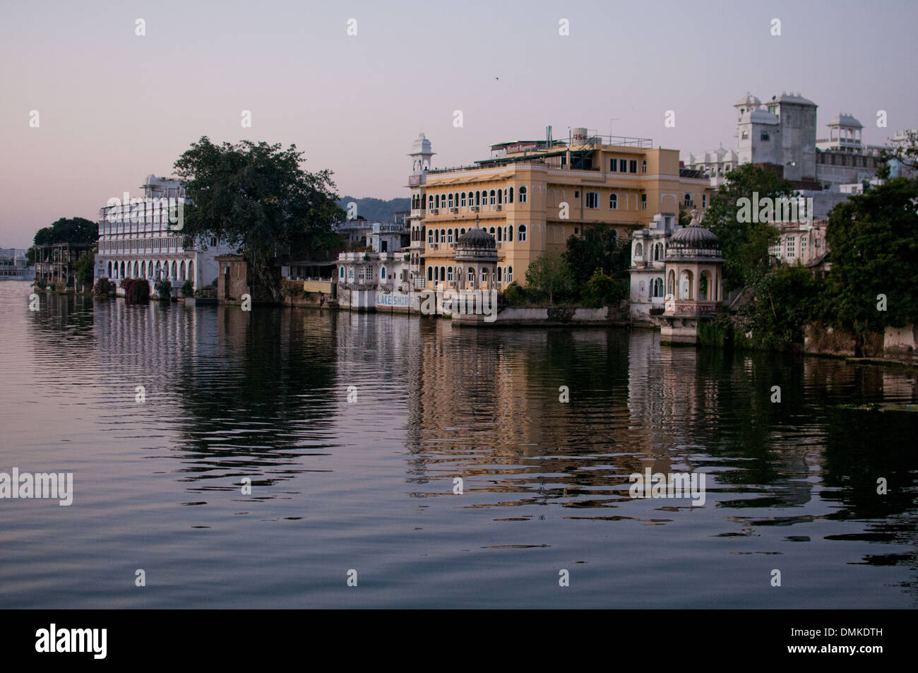 I bei palazzi di Udaipur, India Foto Stock