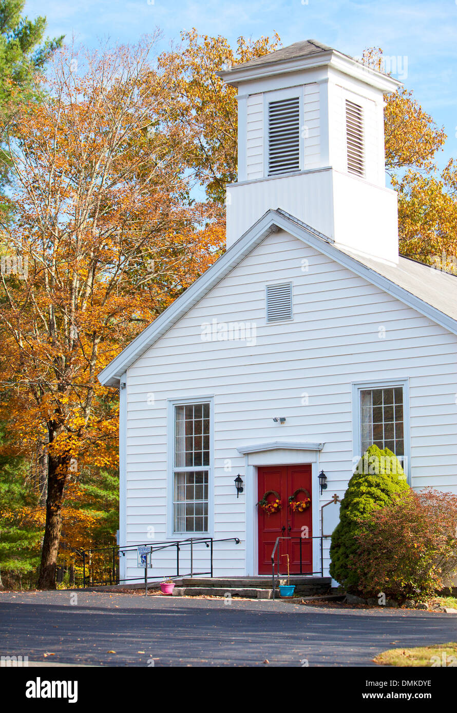 Tradizionale American chiesa in autunno Foto Stock