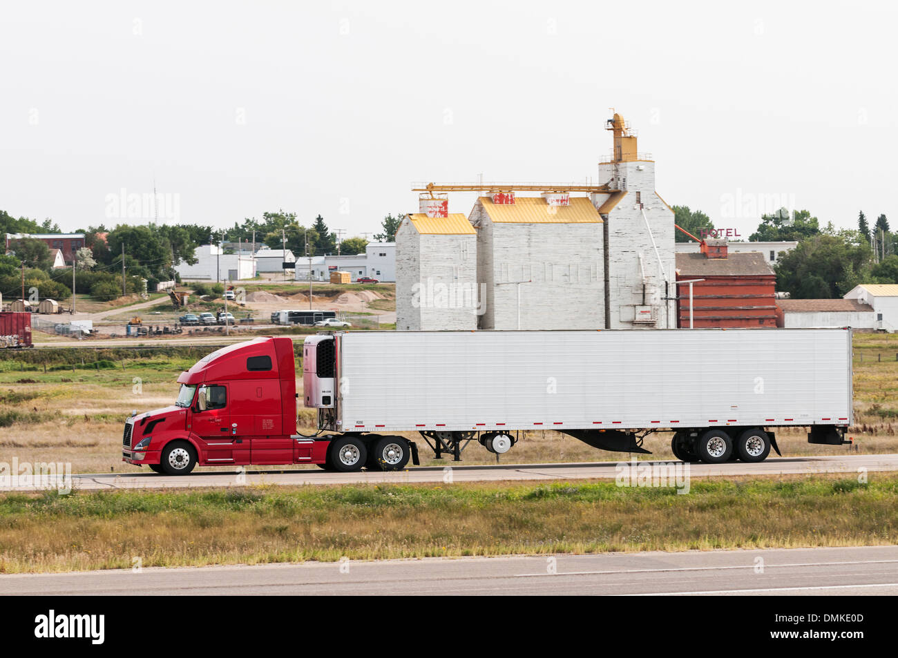 Un trattore-rimorchio rig in direzione est sulla Trans-Canada Highway presso il lago di gabbiano, Saskatchewan, Canada Foto Stock