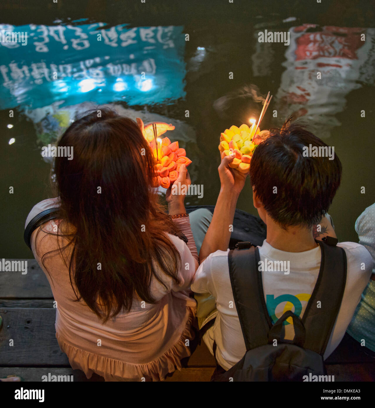 Gli amici si riuniscono per rilasciare le offerte di flottante durante Loy Kratong festival a Bangkok, in Thailandia Foto Stock