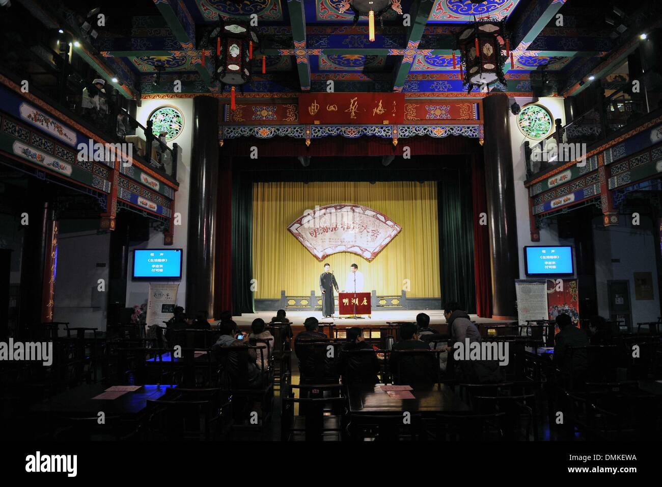 Jinan, la Cina della provincia dello Shandong. 15 Dic, 2013. Cross Talk eseguire gli attori in scena a Jinan, a est della capitale cinese della provincia dello Shandong, Dic 14, 2013. La diafonia o 'Xiangsheng' in cinese, è uno dei più popolari forme di arte in Cina. © Zhu Zheng/Xinhua/Alamy Live News Foto Stock