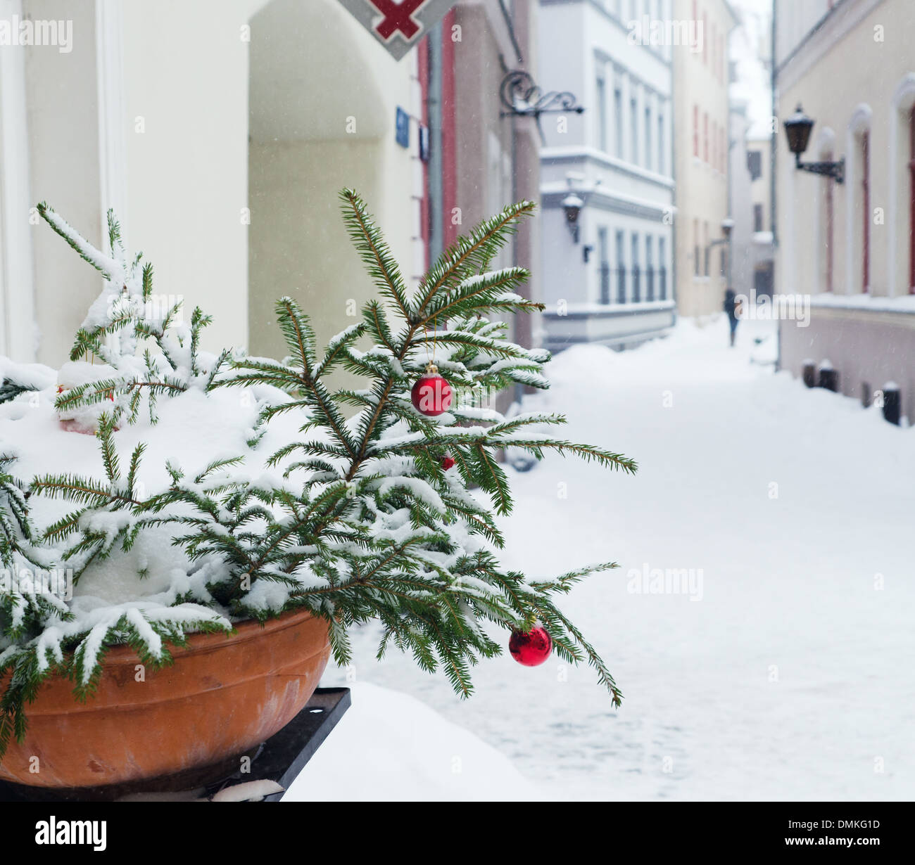 Natale abete decorato con palloncini e viene spruzzata con la neve Foto Stock