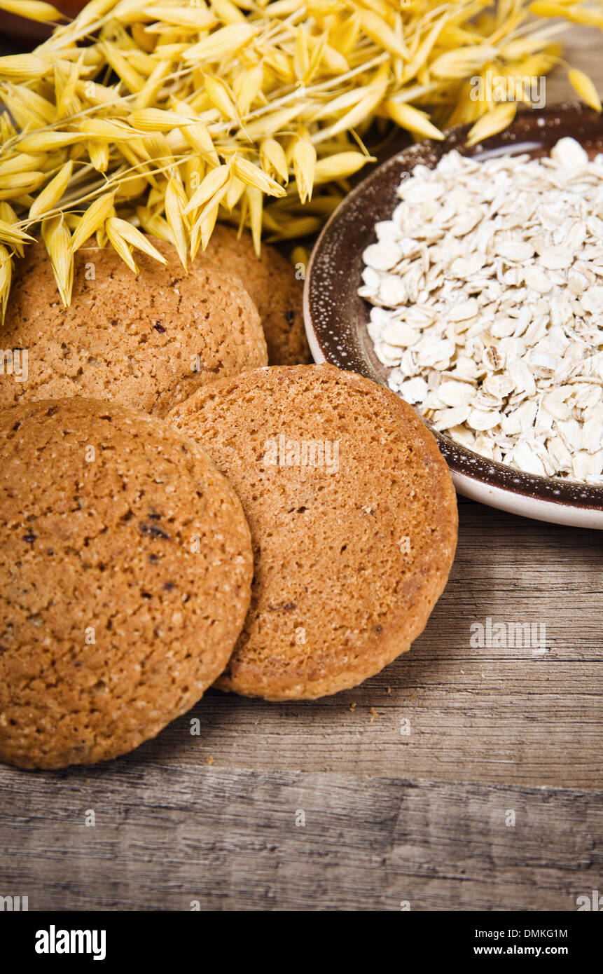 Farina di avena biscotti e cereali sul tavolo della cucina Foto Stock