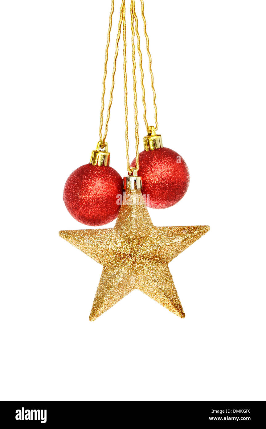 Rosso baubles di Natale e un oro glitter decorazione stella isolata contro bianco Foto Stock