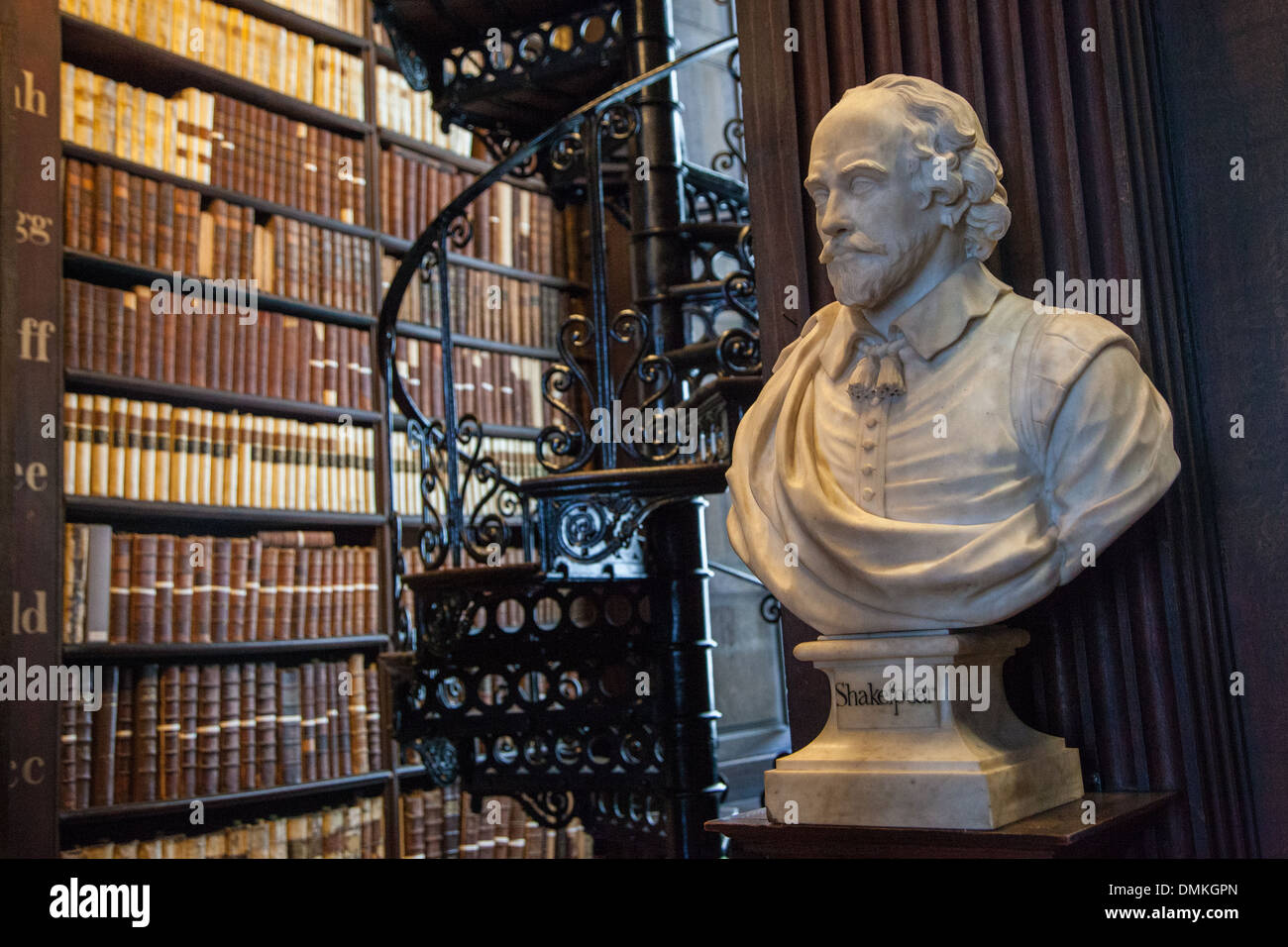 Busto di Shakespeare (William Shakespeare) nella vecchia libreria del TRINITY COLLEGE di Nassau Street, Dublin, Irlanda Foto Stock