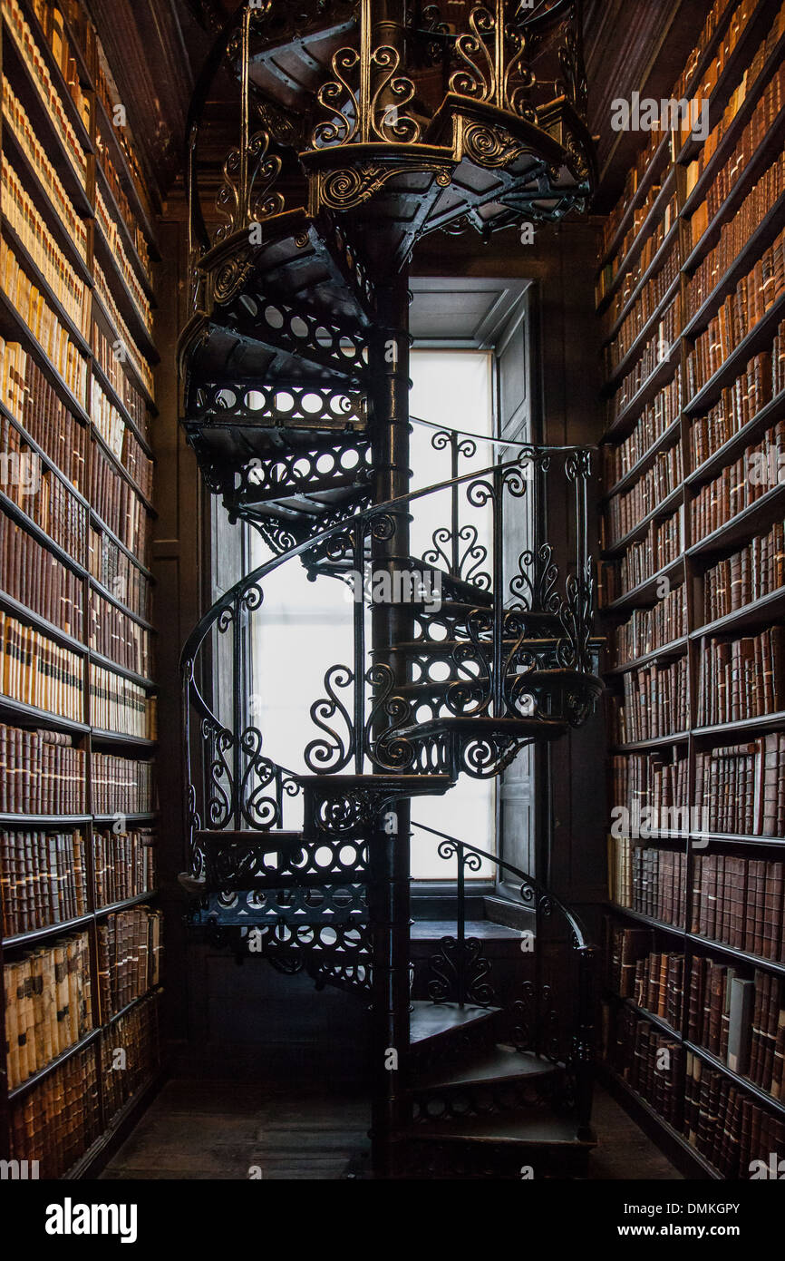 Scala a chiocciola in antica biblioteca del Trinity College di Nassau  Street, Dublin, Irlanda Foto stock - Alamy