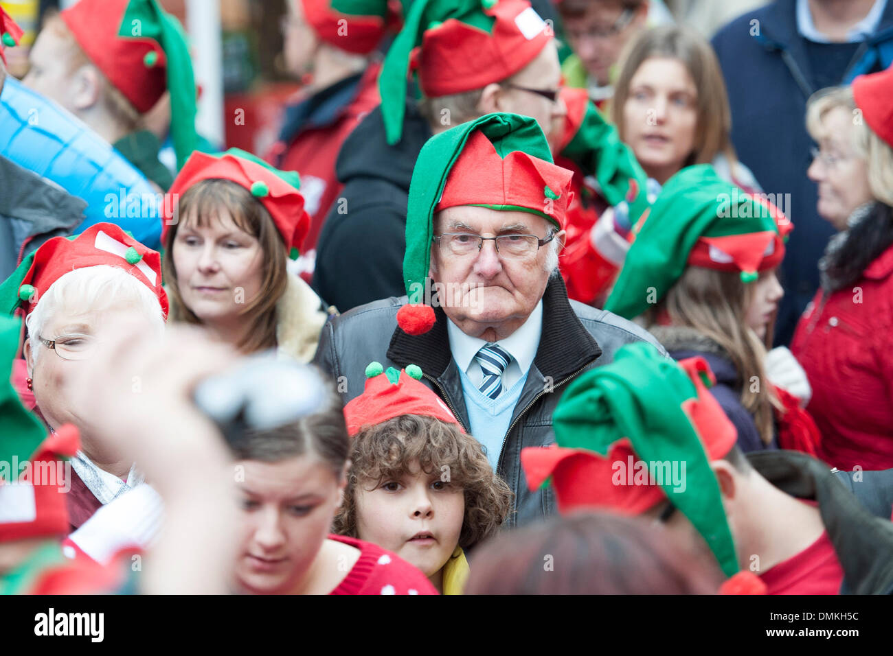 Bridgend, Galles. Xiv Dic 2013. Un nuovo record è stato impostato per il più grande raduno di elfi dopo 1,312 persone vestite come gli elfi riuniti il 14 dicembre 2013, a Bridgend town center (foto di Matteo Horwood/Alamy Live News) Foto Stock