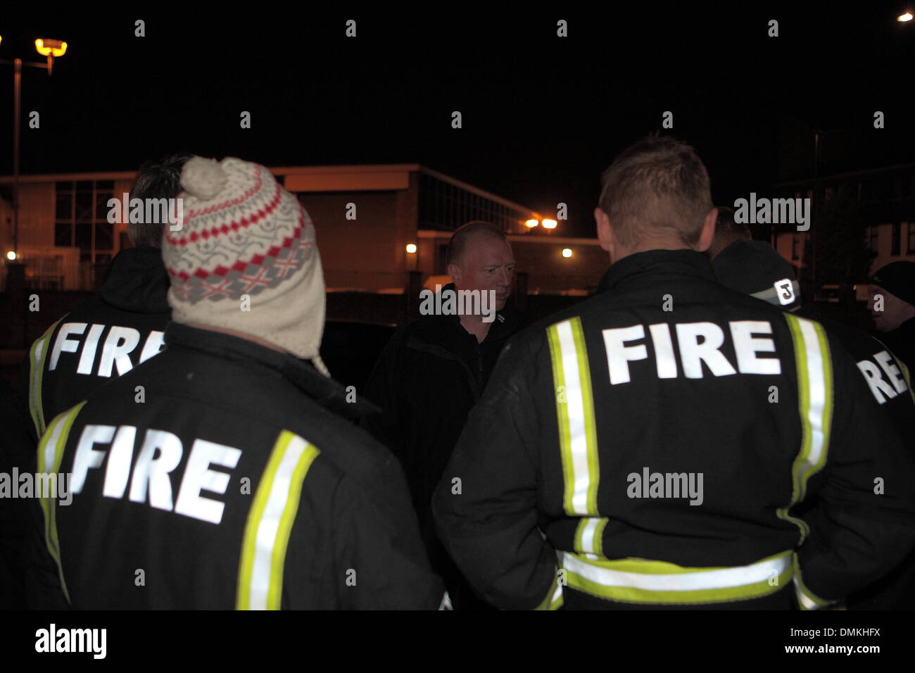 Dagenham, Regno Unito. Xiv Dic 2013. Sabato sera ha visto i vigili del fuoco tenendo lo sciopero per un periodo di quattro ore come parte della loro controversia con il governo sulle modifiche proposte alle pensioni. A Londra i vigili del fuoco sono stati visitati dai Vigili del Fuoco Unione Segretario generale Wrack Mat. In Dagenham entro pochi minuti di sciopero che termina i vigili del fuoco sono stati chiamati fuori per un incidente. Credito: Hot Shots/Alamy Live News Foto Stock